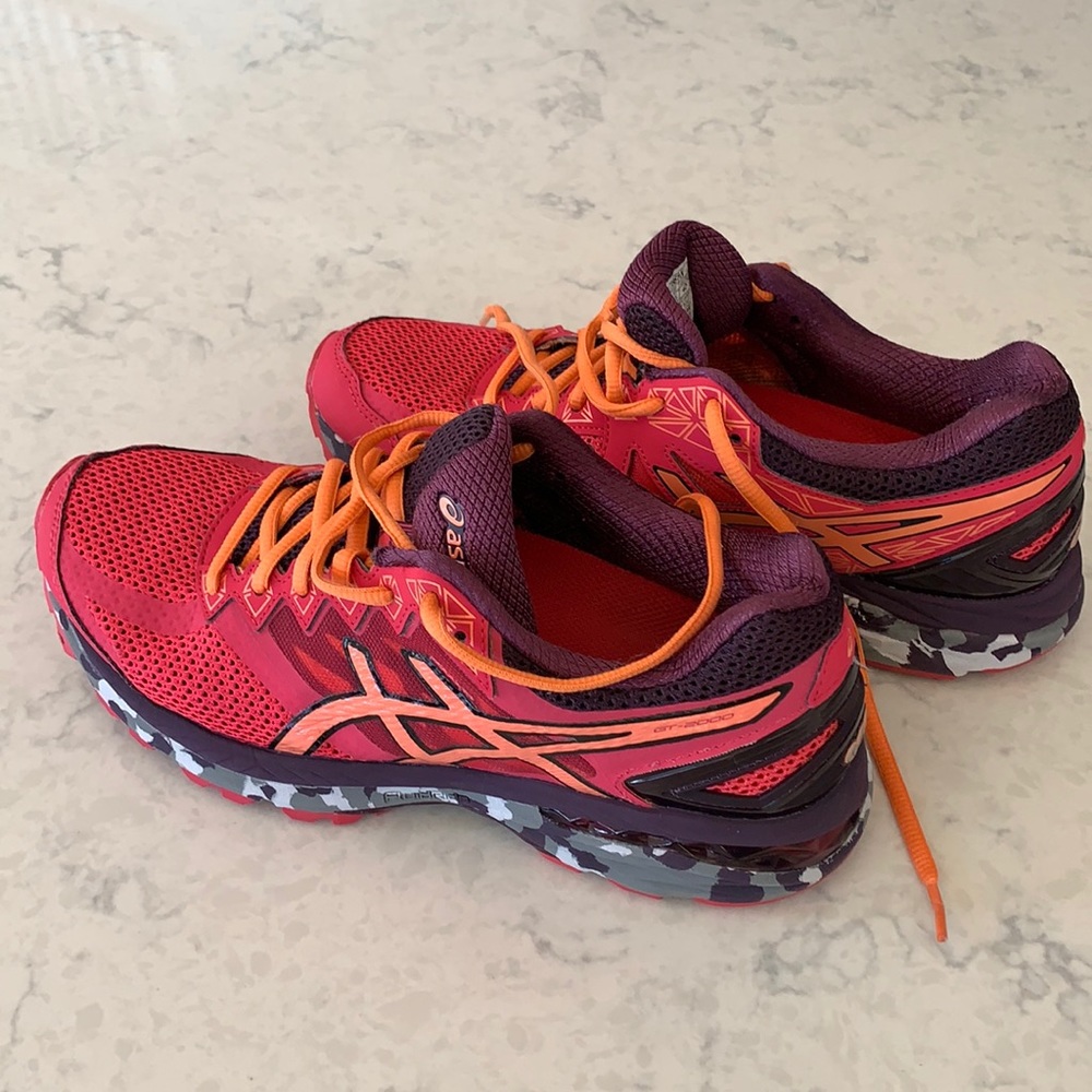ASICS GT 2000 running sneakers